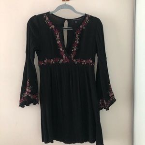 Short dress w/flared sleeves and crocheted details